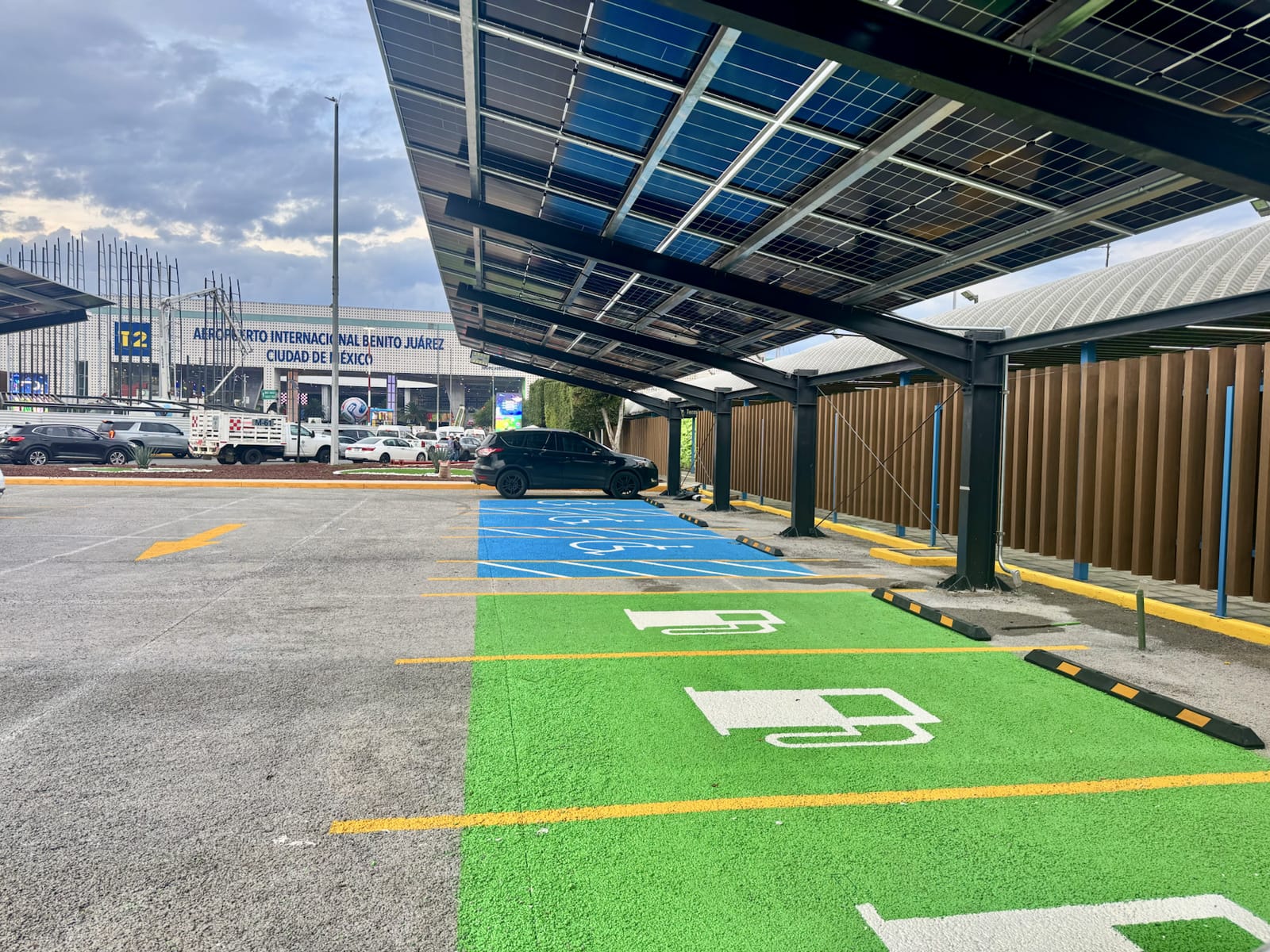 Estacionamiento bajo cubiertas fotovoltaicas en el AICM