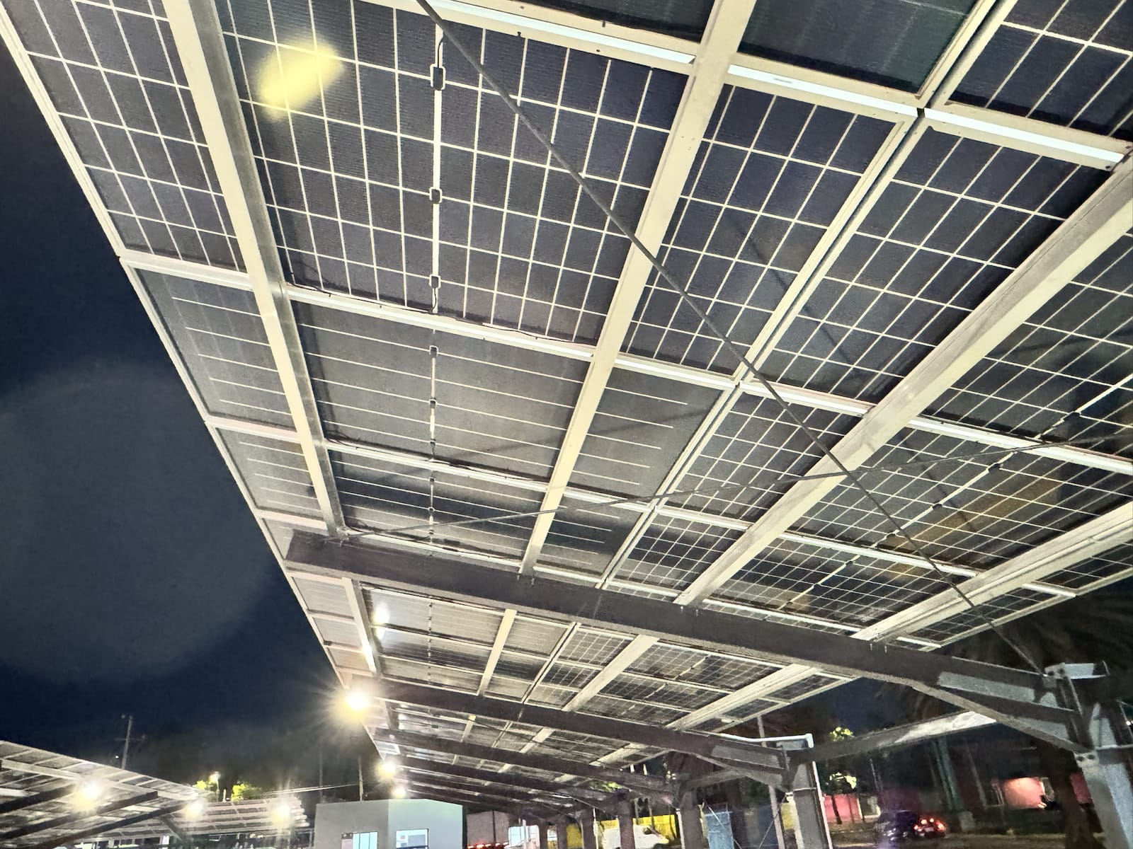 Iluminación nocturna bajo la cubierta solar del AICM