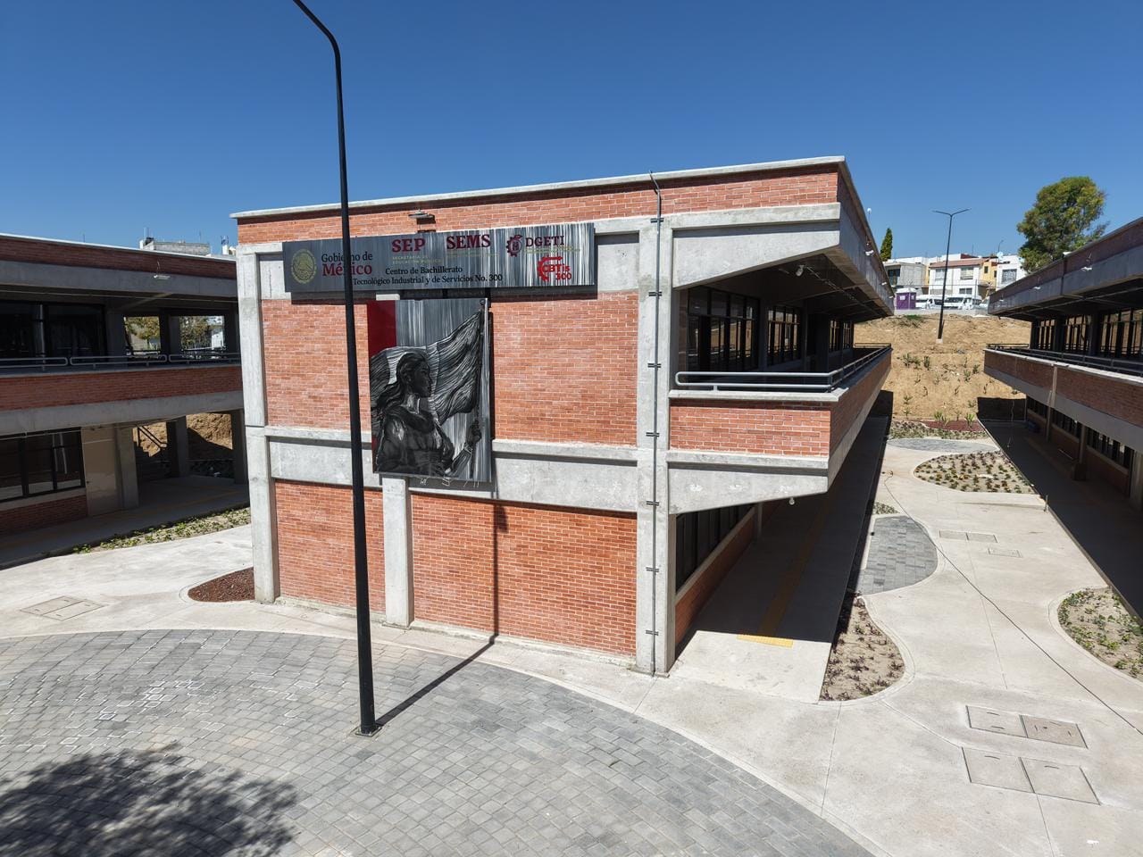 Edificio académico y áreas verdes del CBTIS 300