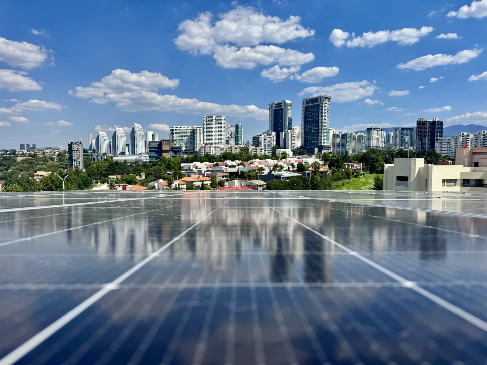 Sistema fotovoltaico terminado en los edificios de Frondoso