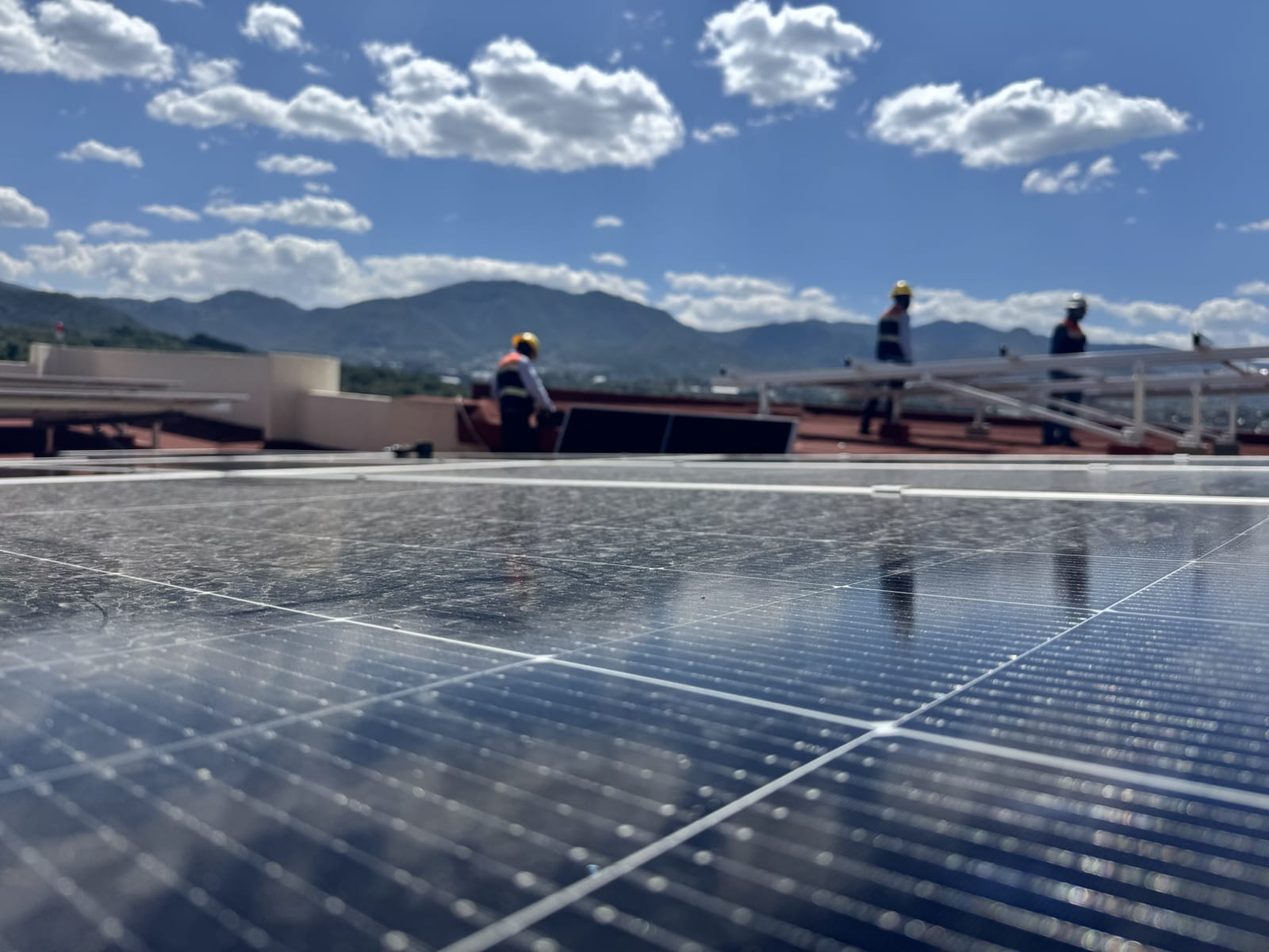Instalación de paneles solares en Frondoso