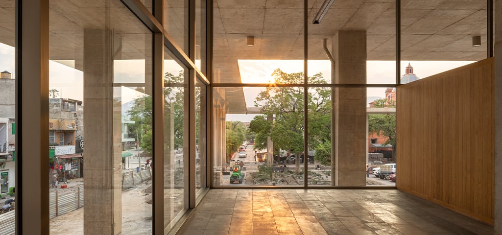 Interior del edificio de gobierno de Iguala al atardecer