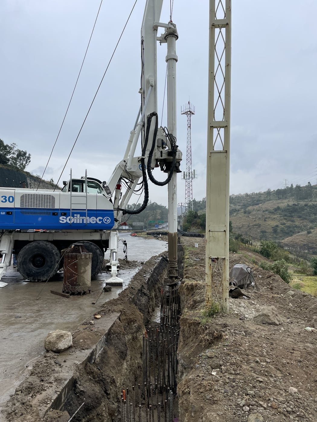 Perforadora trabajando junto a la autopista Chamapa Lechería
