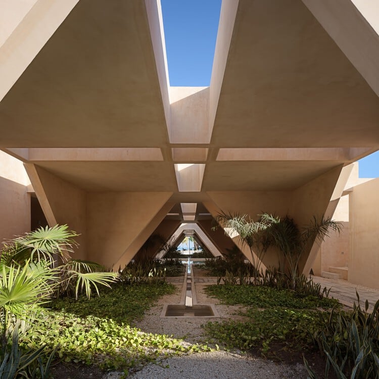 Jardín interior del Museo del Meteorito
