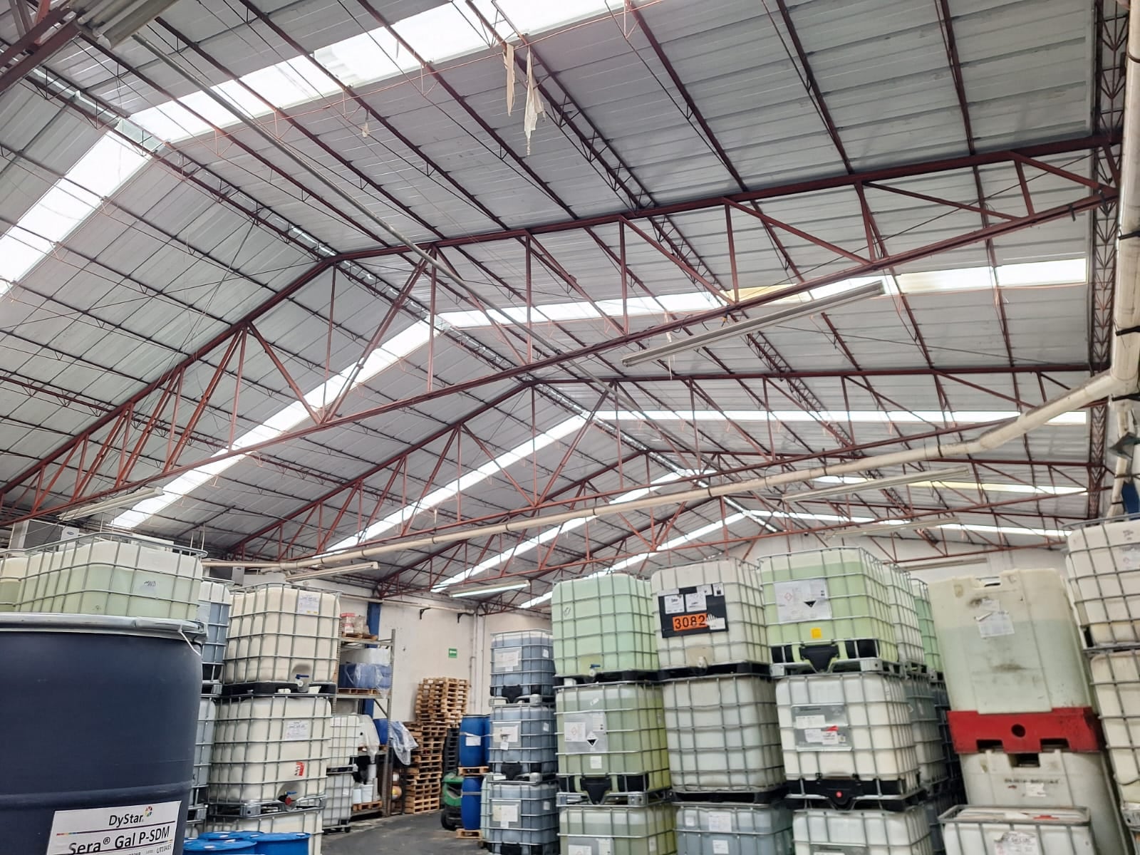 Cubierta e instalaciones dentro de una nave industrial