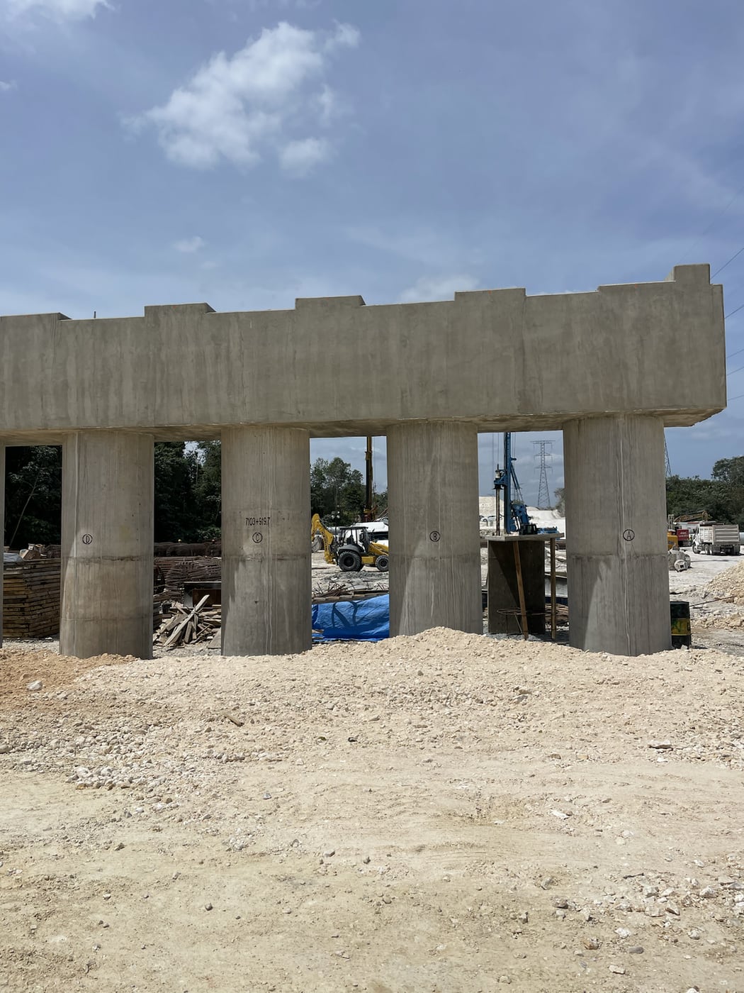 Estructura de concreto en construcción para el Tren Maya
